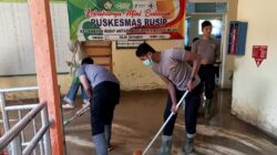 Pantang Menyerah, BKO Brimob dan Polsubsektor Rusip Antara Terus Lanjutkan Gotong Royong, Puskesmas Kembali Pulih