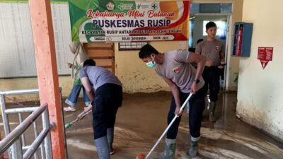 Pantang Menyerah, BKO Brimob dan Polsubsektor Rusip Antara Terus Lanjutkan Gotong Royong, Puskesmas Kembali Pulih