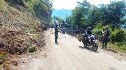 Personil Kodim 0106/Ateng Bersama Yonzikon13/KE Menangani Pembersihan Jalan