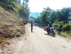 Personil Kodim 0106/Ateng Bersama Yonzikon13/KE Menangani Pembersihan Jalan