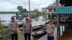 Polisi Patroli Bantaran Sungai, Antisipasi Banjir di Desa Kemang