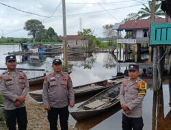 Polisi Patroli Bantaran Sungai, Antisipasi Banjir di Desa Kemang