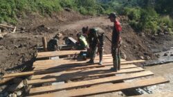 Satgas Gulbencal TNI Bangun Jembatan Darurat Pasca Banjir dan Longsor di Desa Burlah