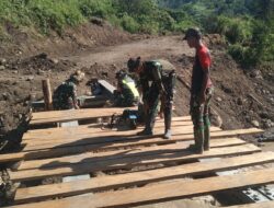 Satgas Gulbencal TNI Bangun Jembatan Darurat Pasca Banjir dan Longsor di Desa Burlah