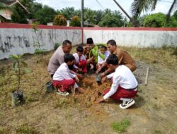 Dukung Program Kapolda Riau, Polsek Kerumutan Lakukan Penghijauan di Sekolah