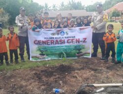 Polisi dan Pelajar di Kuala Kampar Tanam Pohon untuk Kelestarian Lingkungan