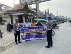 Polsek Pangkalan Kuras Sosialisasikan Tertib Berlalu Lintas di Jalan Lintas Timur