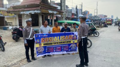 Polsek Pangkalan Kuras Sosialisasikan Tertib Berlalu Lintas di Jalan Lintas Timur