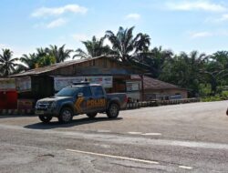 Petugas Polsek Pangkalan Lesung Atur Lalu Lintas untuk Kurangi Risiko Kecelakaan