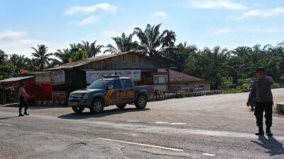 Petugas Polsek Pangkalan Lesung Atur Lalu Lintas untuk Kurangi Risiko Kecelakaan