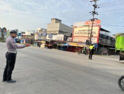 Polsek Pangkalan Kuras Gelar Pengaturan Lalu Lintas di Jl. Lintas Timur