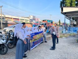 Polisi Sosialisasikan Tertib Lalu Lintas di Jalan Lintas Timur Pelalawan