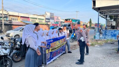 Polisi Sosialisasikan Tertib Lalu Lintas di Jalan Lintas Timur Pelalawan