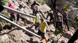 Polsek Ketol Bersama Brimob Gotong Royong Perbaiki Pipa Air Rusak Akibat Longsor