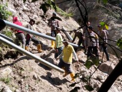 Polsek Ketol Bersama Brimob Gotong Royong Perbaiki Pipa Air Rusak Akibat Longsor