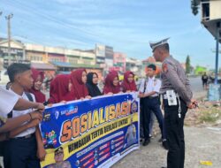 Polsek Pangkalan Kuras Sosialisasikan Tertib Lalu Lintas kepada Masyarakat dan Pelajar