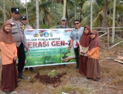 Polisi dan Pelajar Bersinergi Tanam Pohon Mangga di Kuala Kampar