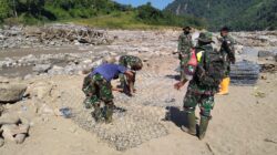 Babinsa Koramil 09/Ketol Bersama Yonzipur Bangun Jembatan Darurat Akses Tiga Desa Terisolir