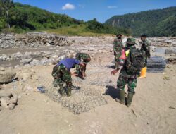 Babinsa Koramil 09/Ketol Bersama Yonzipur Bangun Jembatan Darurat Akses Tiga Desa Terisolir