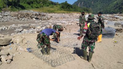 Babinsa Koramil 09/Ketol Bersama Yonzipur Bangun Jembatan Darurat Akses Tiga Desa Terisolir