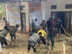 Pasca Banjir, Koramil 08/Silih Nara dan Yonif TP 854 Bantu Bersihkan Kantor Desa
