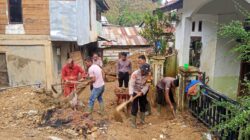 Personel Polres Aceh Tengah dan BKO Brimob Gotong Royong Bersihkan Fasilitas Umum di Dua Kecamatan