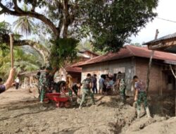 Gunakan Alat seadanya,Warga dan Yonif TP 856/SBS,personil Koramil 05/Linge,Bersihkan Rumah Warga Pasca Banjir,Dusun Binje PantanNangka.