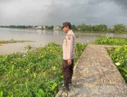 Polsek Pemulutan Ogan Ilir Cek Arus dan Pastikan Ketinggian Debit Air di Dua Titik Sungai