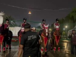 Perkuat Pengamanan Polri Turunkan Pasukan Berkuda Polsatwa di Monas, Antusias Warga Hingga Foto Bareng