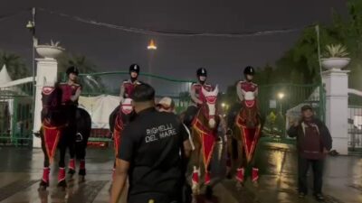 Perkuat Pengamanan Polri Turunkan Pasukan Berkuda Polsatwa di Monas, Antusias Warga Hingga Foto Bareng