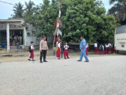 Polsek Langgam Gelar Strong Point Pagi, Bantu Warga dan Pelajar Menyebrang Jalan