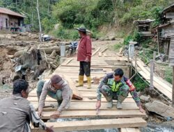 Anggota Koramil 08/Silih Nara Bangun Jembatan Pasca Banjir Bandang di Desa Termiara