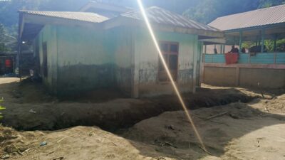 Satgas Kodim 0106/Aceh Tengah Bersama Warga Bersihkan dan Cat Musala Ar-Rahmah Bencana