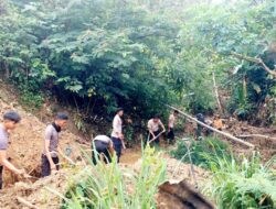 Polri di Aceh Tengah Gotong Royong Bersihkan Saluran Air Pascabencana di Kampung Atu Singkih Rusip Antara