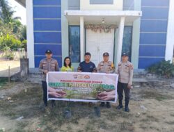 Dukung Program Green Policing, Polsek Pangkalan Kuras Tanam Bibit Manggis di Gereja