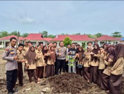Polsek Teluk Meranti Tanam Bibit Pohon di SMA Negeri 3, Dukung Program 1.000 Pohon Kapolda Riau