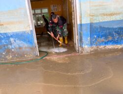 Satgas Gulbencal Kodim Aceh Tengah Bersihkan SMPN 26 Takengon Pascabanjir Bandang