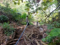 Polres Aceh Tengah dan BKO Brimob Gotong Royong Pulihkan Saluran Air Bersih Pascabencana di Atu Singkih
