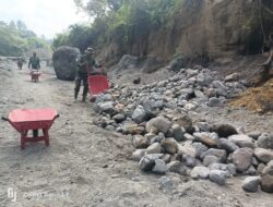 Wujud Kemanunggalan TNI Pascabencana, Satgas Kodim 0106/Aceh Tengah Perbaiki Jembatan Rusak