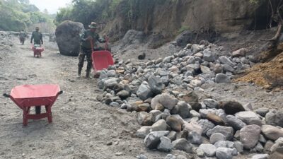 Wujud Kemanunggalan TNI Pascabencana, Satgas Kodim 0106/Aceh Tengah Perbaiki Jembatan Rusak