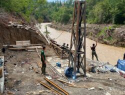 Progres Tembus 47 Persen, Satgas TNI Kebut Pembangunan Jembatan Gantung Kalaili di Linge