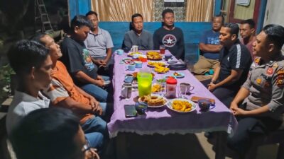 Bhabinkamtibmas dan Kades Desa Angkasa Sambangi Warga, Sosialisasikan Bahaya Narkoba dan KUHP Baru