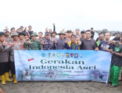 Polres Lhokseumawe Bersama TNI dan Pemda Setempat Bersihkan 1 Km Pantai Ujung Blang Dukung Gerakan Nasional ASRI
