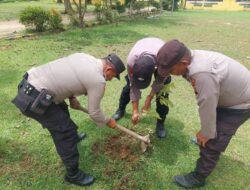 Polsek Ukui Ikut Gerakan Green Policing, Tanam Pohon Buah di Mapolsek