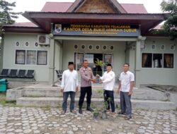 Perkuat Penghijauan, Polsek Kerumutan Tanam Kelengkeng dan Manggis di Desa Bukit Lembah Subur