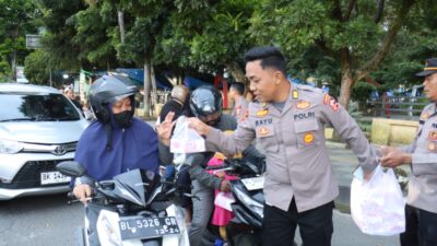 Polres Aceh Tengah dan Mahasiswa STIK Angkatan 83 Berbagi Takjil, Tebar Berkah Ramadhan