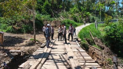 Mahasiswa STIK-PTIK Lemdiklat Polri Angkatan 83 Laksanakan Pengecekan Jembatan Sementara di Desa Setie