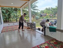 Kapolsek Kuala Kampar Pimpin Kerja Bakti Bersihkan Mushola dan Lingkungan
