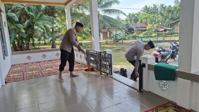 Kapolsek Kuala Kampar Pimpin Kerja Bakti Bersihkan Mushola dan Lingkungan
