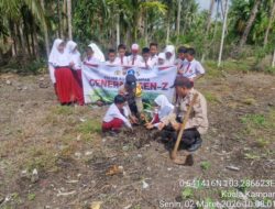 Edukasi Lingkungan Sejak Dini, Polisi Tanam Pohon Bersama Siswa SD di Kuala Kampar